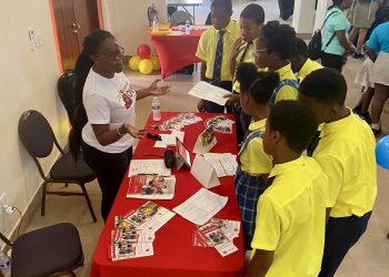 CIBC FirstCaribbean introduce a los estudiantes al mundo de la banca en DPE Career village