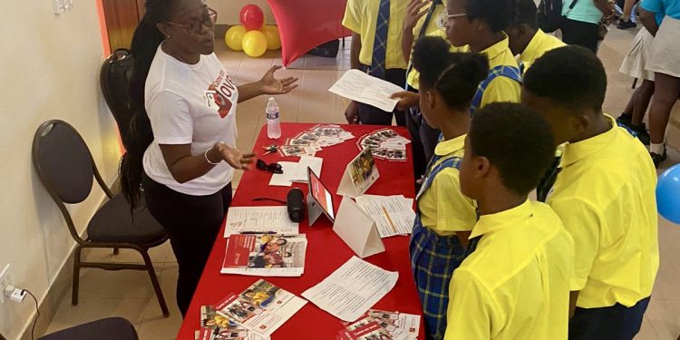 CIBC FirstCaribbean introduce a los estudiantes al mundo de la banca en DPE Career village