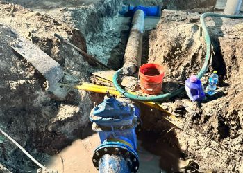 Operadores de agua trabajaron toda la noche para reparar la fuga de agua de NV GEBE