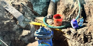 Operadores de agua trabajaron toda la noche para reparar la fuga de agua de NV GEBE