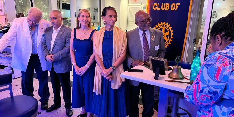 El Club Rotario de Sint Maarten comienza un nuevo año rotario con una nueva junta directiva