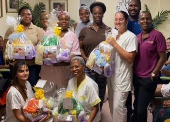 Rotary Sunset dona canastas de regalo de maternidad a la Maternité Active Saint Martin Association