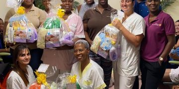 Rotary Sunset dona canastas de regalo de maternidad a la Maternité Active Saint Martin Association