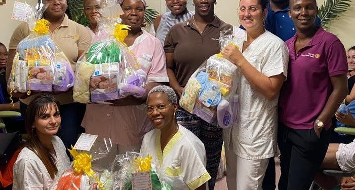Rotary Sunset dona canastas de regalo de maternidad a la Maternité Active Saint Martin Association