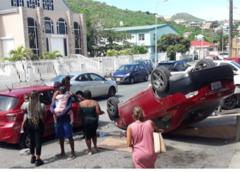 El conductor sufre emergencia médica repentina y resulta con lesiones menores