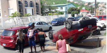 El conductor sufre emergencia médica repentina y resulta con lesiones menores
