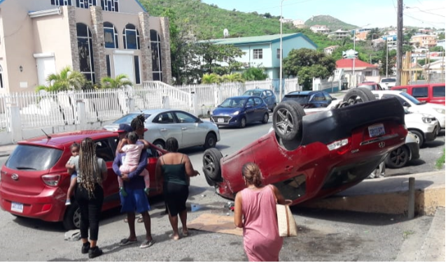 El conductor sufre emergencia médica repentina y resulta con lesiones menores