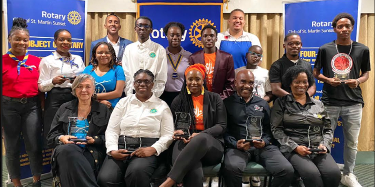 Rotary Sunset honra a ocho grupos juveniles con el premio a la excelencia en el servicio juvenil