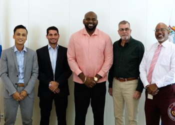 El Ministro de VSA Omar Ottley, SZV y SMDC hacen historia con a atención médica a domicilio fuera de hora