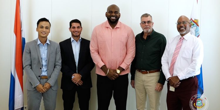 El Ministro de VSA Omar Ottley, SZV y SMDC hacen historia con a atención médica a domicilio fuera de hora