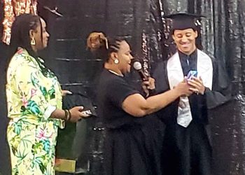 Estudiante con mayor índice académico de Sundial School rompe barreras tras superar el lenguaje