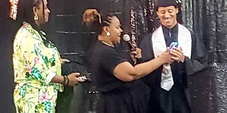 Estudiante con mayor índice académico de Sundial School rompe barreras tras superar el lenguaje