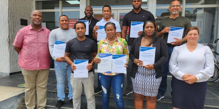 El Equipo Directivo de la Fuerza de Policía de Sint Maarten (KPSM) Felicita a los Participantes en “Training Intelligence Ondersteuner”