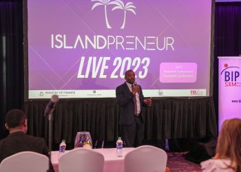Ministro de Finanzas Ardwell Irion hablando en el evento Islandpreneur Live 2023