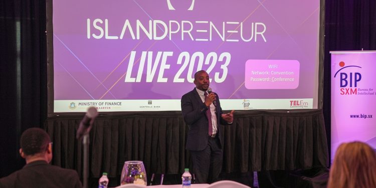 Ministro de Finanzas Ardwell Irion hablando en el evento Islandpreneur Live 2023