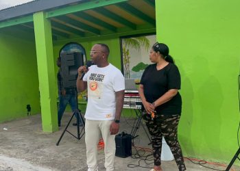 El Ministerio de VROMI en colaboración con Island Paints BV y el NSI revela la cancha de baloncesto de St. Peters recientemente renovada