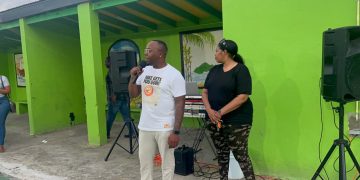 El Ministerio de VROMI en colaboración con Island Paints BV y el NSI revela la cancha de baloncesto de St. Peters recientemente renovada