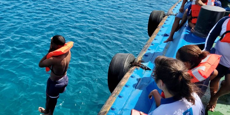 Policía militar y agentes de policía en el Caribe Neerlandés formados como capitanes de nuevos patrulleros