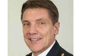 El subjefe de policía y jefe de operaciones de KPCN, Ronald Zwarter, se despide