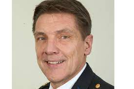El subjefe de policía y jefe de operaciones de KPCN, Ronald Zwarter, se despide