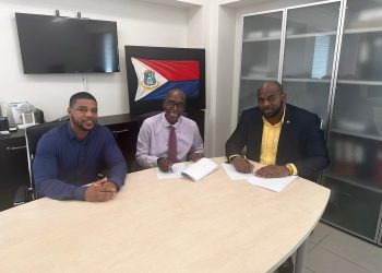 El Ministro Omar Ottley y Seven Seas Water Group firman la extensión del acuerdo de suministro de agua que le ahorra a GEBE N.V. aproximadamente $400,000.00 por año