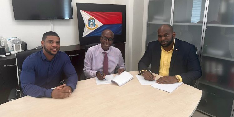 El Ministro Omar Ottley y Seven Seas Water Group firman la extensión del acuerdo de suministro de agua que le ahorra a GEBE N.V. aproximadamente $400,000.00 por año