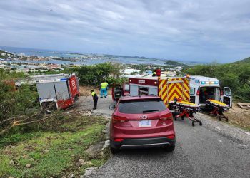 Vehículo pierde el control y cae al vacío