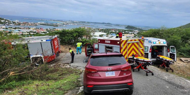 Vehículo pierde el control y cae al vacío