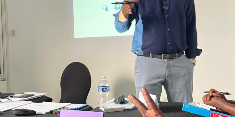 John Sandiford capacita a los solicitantes de empleo en gestión de finanzas personales en el camino hacia la feria de empleo SMILE 2023