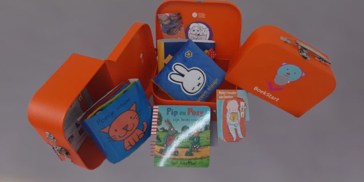 “Introduciendo a las pequeñas mentes al encantador mundo de los libros”