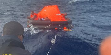 La Guardia Costera ayuda a las personas en peligro cerca de Sint Maarten