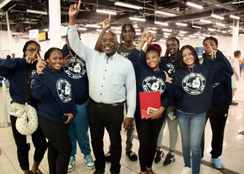 Los estudiantes beneficiarios de financiamiento partieron de St. Maarten hacia los Estados Unidos para continuar sus estudios