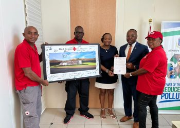 Ministro de VROMI otorga permiso de construcción para el nuevo edificio de servicios públicos de la Cruz Roja de Sint Maarten en Cay Hill