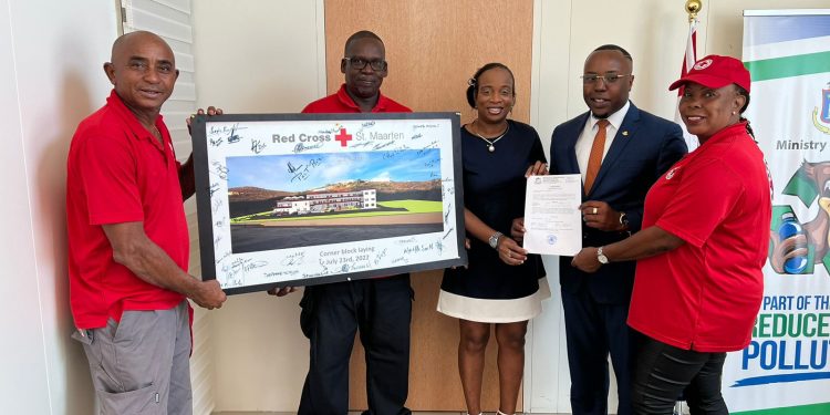 Ministro de VROMI otorga permiso de construcción para el nuevo edificio de servicios públicos de la Cruz Roja de Sint Maarten en Cay Hill