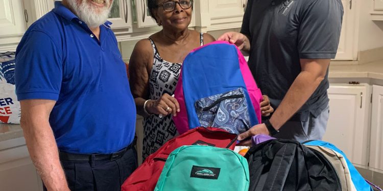 Donación de mochilas y útiles escolares para beneficiar a niños y familias de escasos recursos en Sint Maarten para el inicio del año escolar 2023