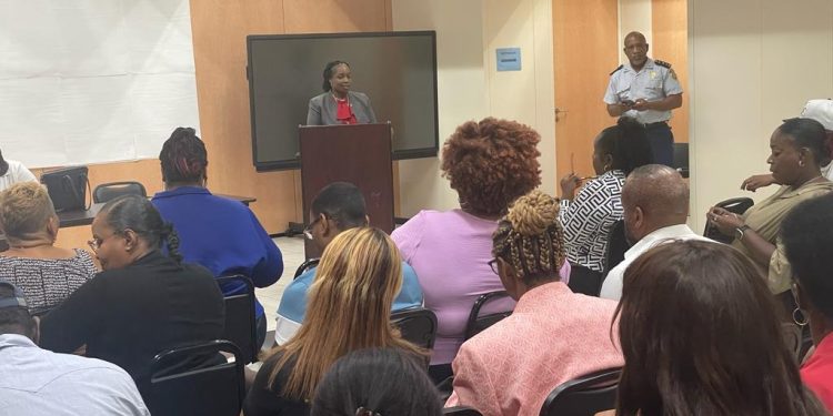 La Ministra de Justicia Anna E. Richardson dirige una sesión informativa para agilizar el proceso de solicitud de permisos para eventos