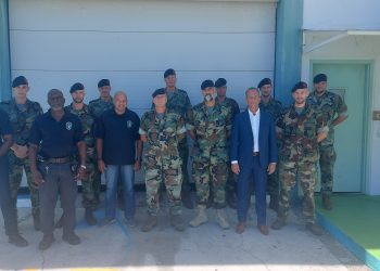 Los Marinos Holandeses visitan la prisión y el centro de detención de Point Blanche