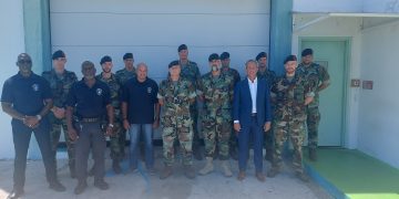 Los Marinos Holandeses visitan la prisión y el centro de detención de Point Blanche
