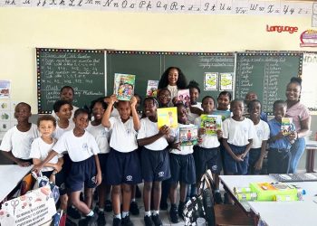 La Parlamentaria Angelique Romou dona libros en honor del Día Internacional de la Alfabetización