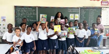 La Parlamentaria Angelique Romou dona libros en honor del Día Internacional de la Alfabetización