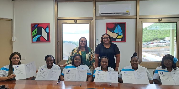 Se gradúan seis enfermeras certificadas en diálisis en SMMC