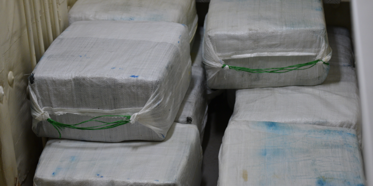 La Armada intercepta casi 1,000 kilogramos de cocaína en región del Caribe holandés