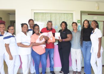La biblioteca de Sint Maarten fomenta la alfabetización temprana en Sint Maarten Medical Center desde el principio de la vida