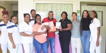 La biblioteca de Sint Maarten fomenta la alfabetización temprana en Sint Maarten Medical Center desde el principio de la vida