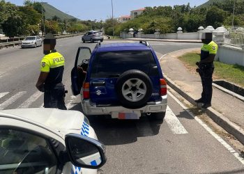 El equipo de operación especial de la policía toma medidas y hace cumplir la ley y la seguridad en las calles de Sint Maarten