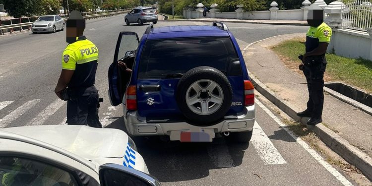 El equipo de operación especial de la policía toma medidas y hace cumplir la ley y la seguridad en las calles de Sint Maarten