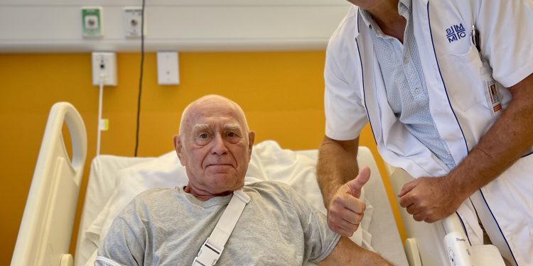 Primera cirugía de reemplazo de hombro realizada en SMMC