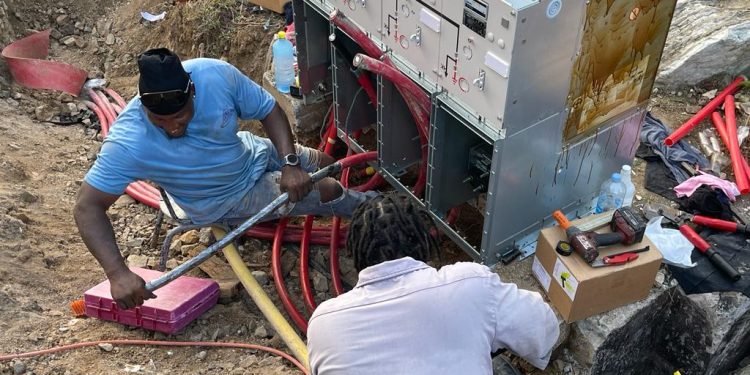 Los cortes de energía en varios distritos provocaron restauraciones de emergencia por parte de especialistas en alta tensión de NV GEBE