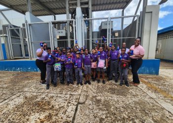 NV GEBE ofrece un recorrido educativo por el laboratorio de control de calidad del agua a estudiantes de la escuela MLK