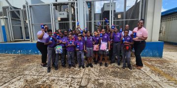 NV GEBE ofrece un recorrido educativo por el laboratorio de control de calidad del agua a estudiantes de la escuela MLK